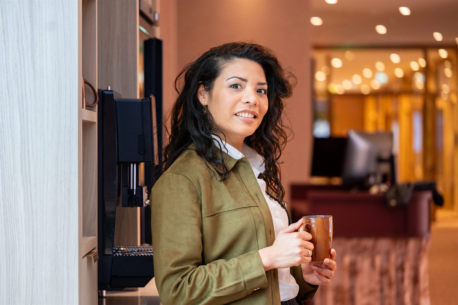 Professional met een kop koffie op kantoor