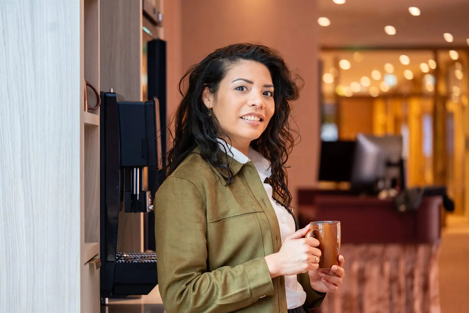 Professional met een kop koffie op kantoor